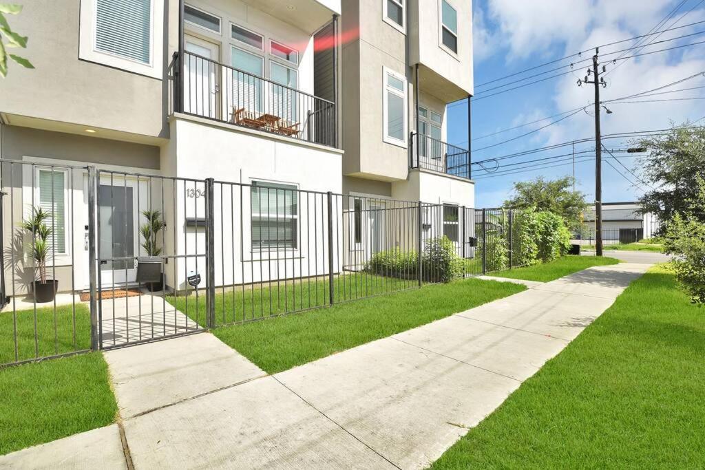 Amazing Rooftop! Downtown Skyline Views!!! Sleeps 15 Houston Exterior photo