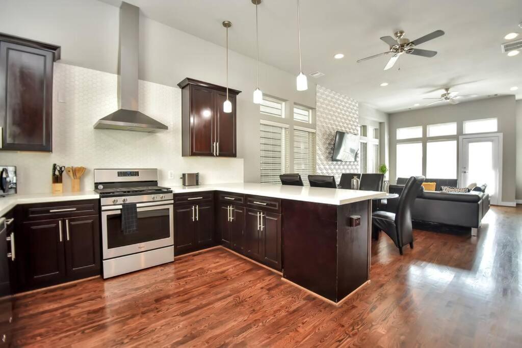 Amazing Rooftop! Downtown Skyline Views!!! Sleeps 15 Houston Exterior photo
