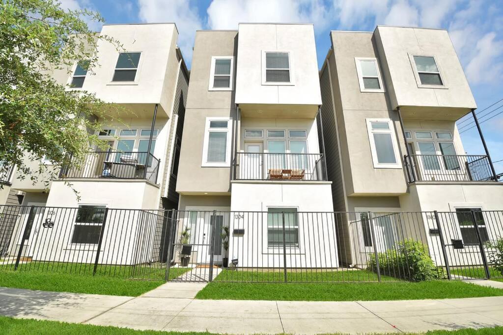 Amazing Rooftop! Downtown Skyline Views!!! Sleeps 15 Houston Exterior photo
